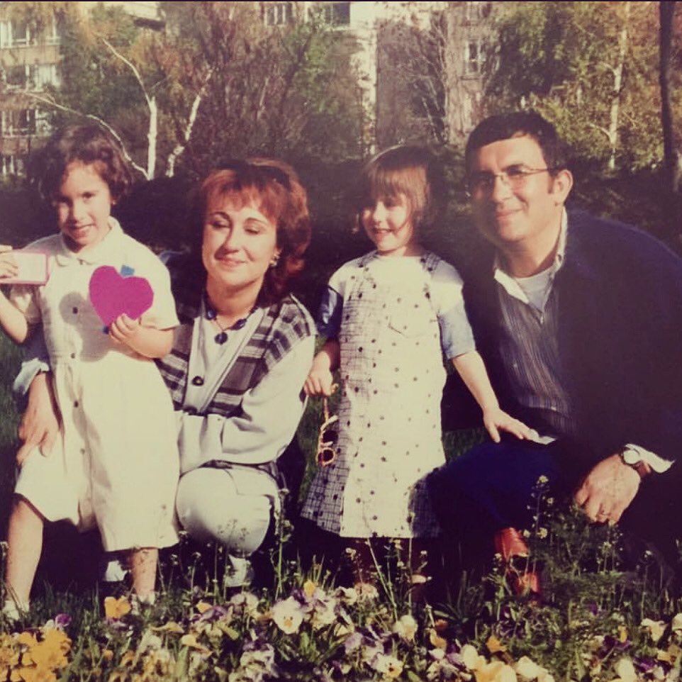 18 yıl önce bugün biz de tıpkı başka pek çok insanımız gibi kendi yazmadığımız acı bir hikayenin içinde bulduk kendimizi. #18Aralık2002 ‘nin üzerinden yıllar geçti. Saat:11.30’da Ankara Karşıyaka Mezarlığı 5. Kapıda #NecipHablemitoğlu ‘na gidiyoruz. Yine yok adalet, yine yok...