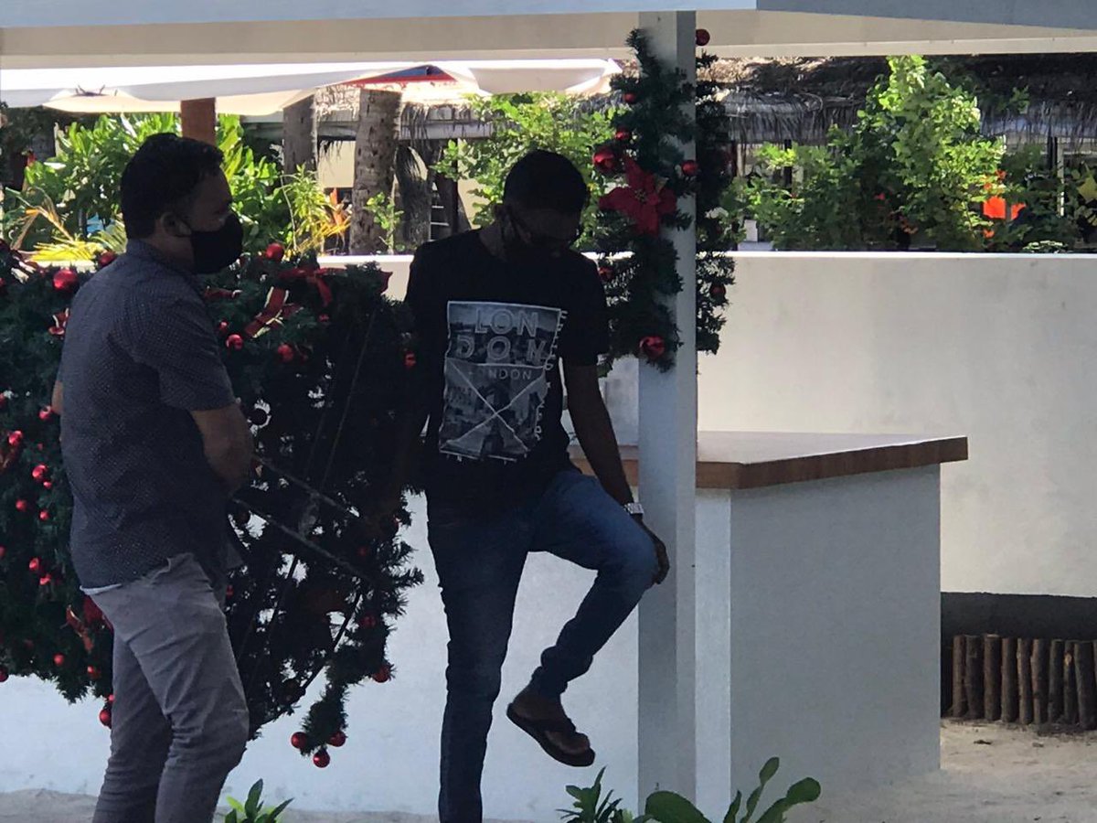 MadhilSaleem's tweet photo. Salafist police raid hotels in #Maldives and remove decorations. 

Christmas and new year decorations are forbidden in Maldives from now on according to @PoliceMv 

Raees @ibusolih, where are we heading? Why wasn’t this made public?

@anedhivehirajje 
@M_Hameedh 
@Mausoom_Maus https://t.co/Q3F8eaaxZv