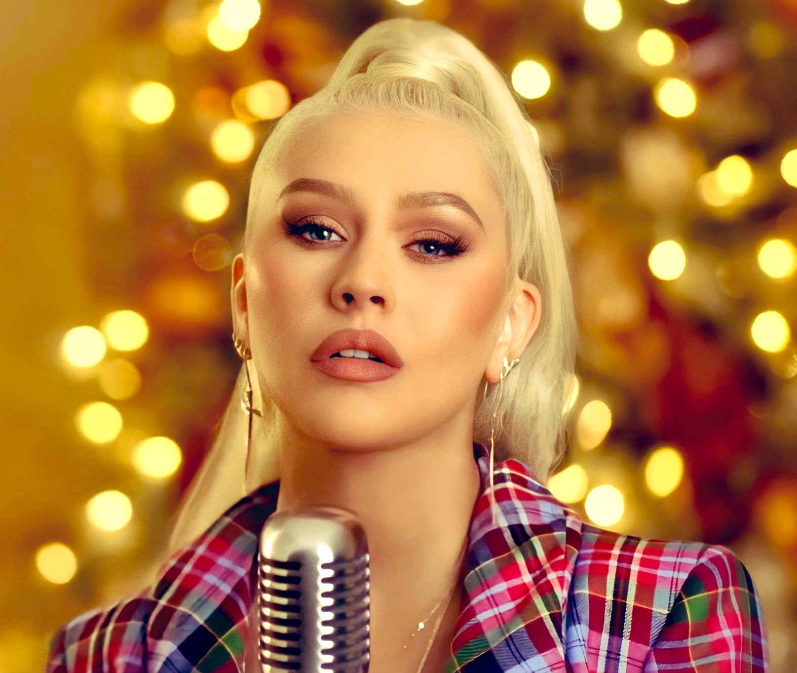 Happy Birthday to one of the greatest singers alive, the one & only: Christina Aguilera.
Te amamos 