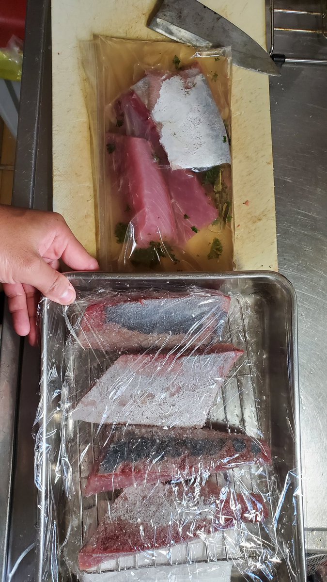 Fishｷﾞｬﾝｸﾞwolfくん 26歳 鮭トバならぬ イナトバ製作中 と スモークサーモンならぬ スモークヒラマサを塩漬けtype ソミュール液数日typeをくらべてみようと思う 尚味の審査員は母しかいないので 野良のカラスにも味をみてもらおうかと思う 魚料理