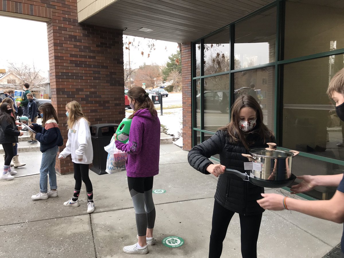 pam_psmith's tweet photo. #RowlandHallMS helping to set up for the annual Christmas food giveaway in partnership w Crossroads Urban Center. @RowlandHall @ctlarsen26 @RyanHoglund Support your local food banks this holiday season! https://t.co/i4AOeSKCK9
