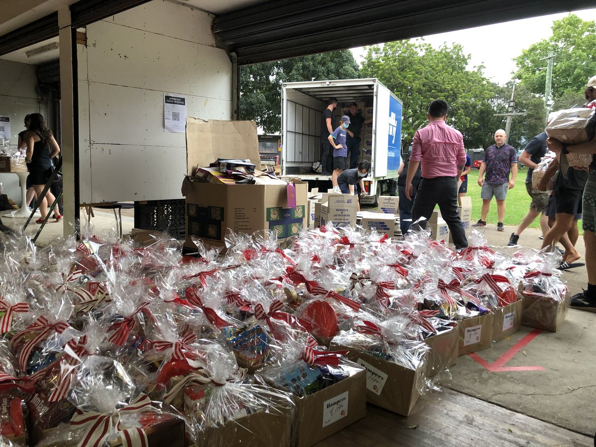 ciarangribbin's tweet photo. A brilliant start to the day packing food hampers for #hampersofhope at @addi_road. Wonderful to see the community coming together to deliver #foodhampers to those less fortunate. Thanks to @Craig_Foster for the work you do. Can't wait to do more! 😎
#foodsecurity #addiroad https://t.co/P5LlbHiSwH