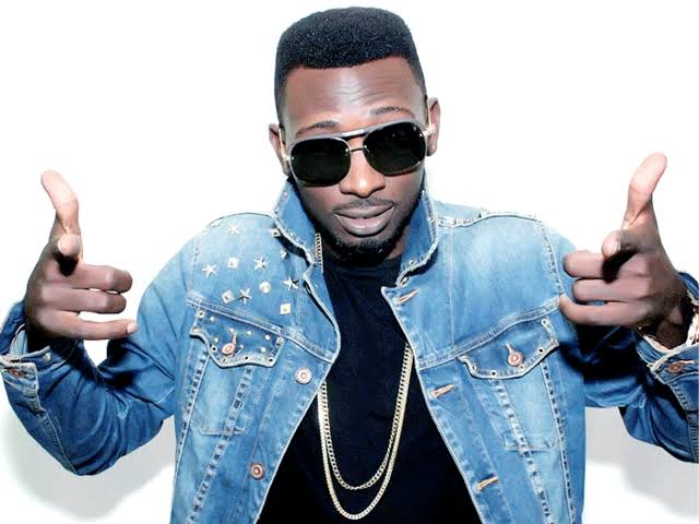 4. Mr May D: Got us dancing to Ile Ijo, Gat me high, hoping to have more of his nice sounds, baba started ghosting us at some point. He was recently signed into DMW but it's still Vibes and In Sha Allah.