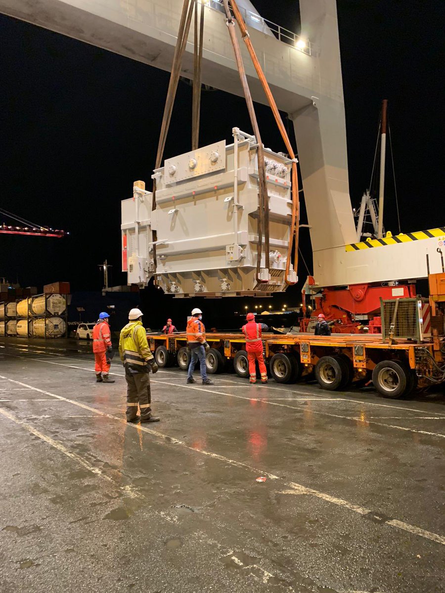 👷 Les équipes de <a href="/TDF_Dunkerque/">Terminal des Flandres</a> s’activent tôt ce matin pour le déchargement d’un transformateur électrique pour #AluminiumDunkerque