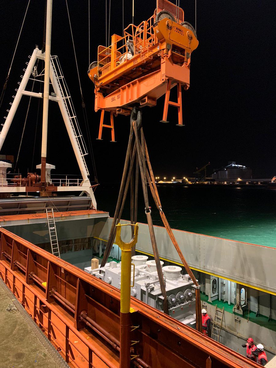 TDF_Dunkerque's tweet photo. ��� Les équipes de @TDF_Dunkerque s’activent tôt ce matin pour le déchargement d’un transformateur électrique pour #AluminiumDunkerque https://t.co/SRoPBflFrZ