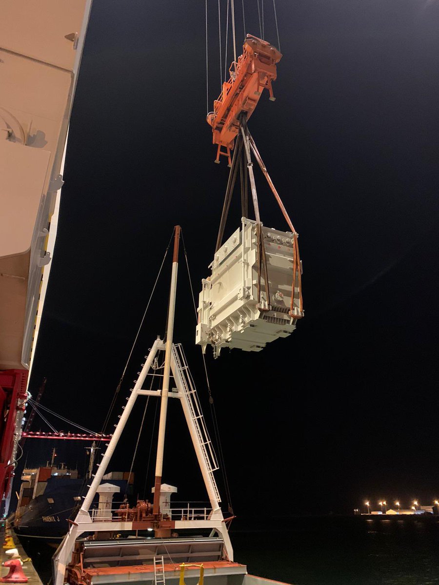 TDF_Dunkerque's tweet photo. ��� Les équipes de @TDF_Dunkerque s’activent tôt ce matin pour le déchargement d’un transformateur électrique pour #AluminiumDunkerque https://t.co/SRoPBflFrZ