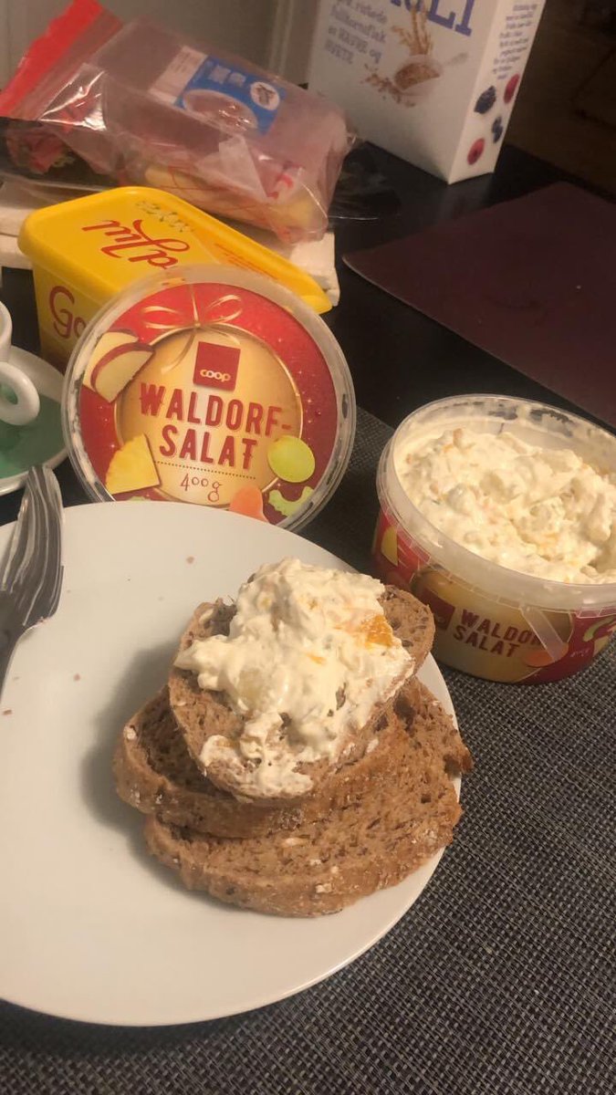 knotodden's tweet photo. «Du har jo kjøpt ‘dorfsalat, pappa!»
Hæ? Neida, ikke spor av valnøtter på lista over ingredienser her. Det er sånn «bring your own nuts”-greie, sikkert. Juks og fanteri, @CoopNorway https://t.co/zdOZBTtopM