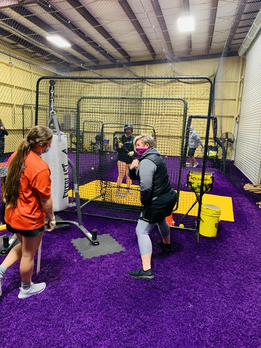 program_17's tweet photo. 👀 Coach Christy making sure the athletes know the adjustment! 💯💪🥎
🖥https://t.co/5hnSM1HjP1
💳$219 ( a month )
📧crushingit@program17.com
#wedoitdifferent #personover #program17 https://t.co/mOgKT0Nfe9