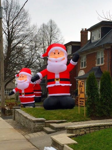 CurvyCdn's tweet photo. @frocksnfroufrou In Toronto there’s a ritzy neighbourhood called Inglewood &amp; every year the residents put up (fully voluntarily, with most houses participating) giant inflatable Santas &amp; rename the neighbourhood Kringlewood. No one knows how it started, but I imagine it went something like this! https://t.co/gcbHDk2aCu