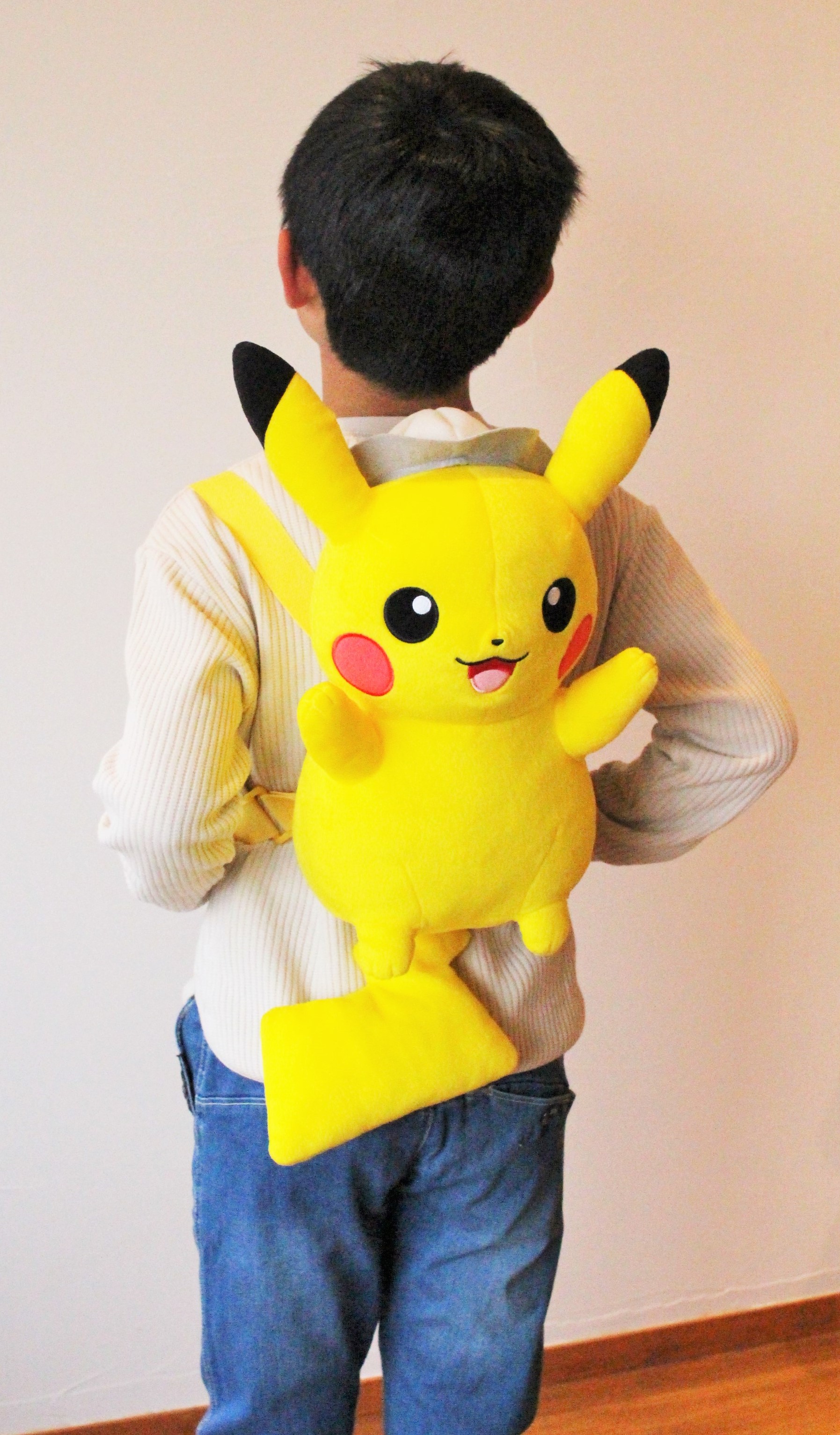 バンダイナムコアミューズメント公式アカウント 背負って 飾って可愛い ぬいぐるみリュック 肩掛けぬいぐるみバッグ さらに 劇中のピカチュウとおそろい ホエルコ水筒のデザインのものも登場 是非ゲットしてみてね ココ ポケモン映画