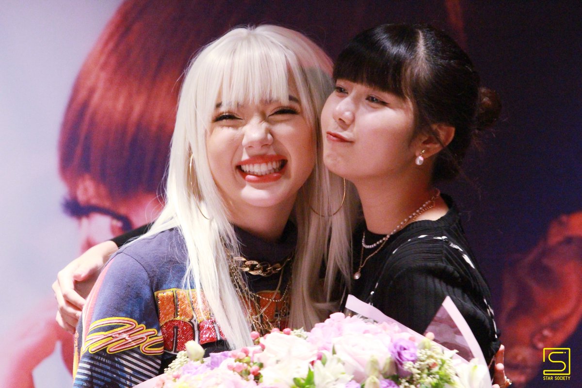 STARSOCIETY_TH's tweet photo. "พลอยชมพู" โกอินเตอร์!!  ก้าวใหม่ที่โตขึ้น  บินลัดฟ้า  
จัด Fan Meet เอาใจแฟนไทย ปิดท้าย... เรียกน้ำตาจากแฟน สุดประทับใจ https://t.co/oof8wPhbu9

#JWfanmeeting #JANNINEWEIGEL #พลอยศรนรินทร์ #RedRecords https://t.co/zGhm6jxzzE