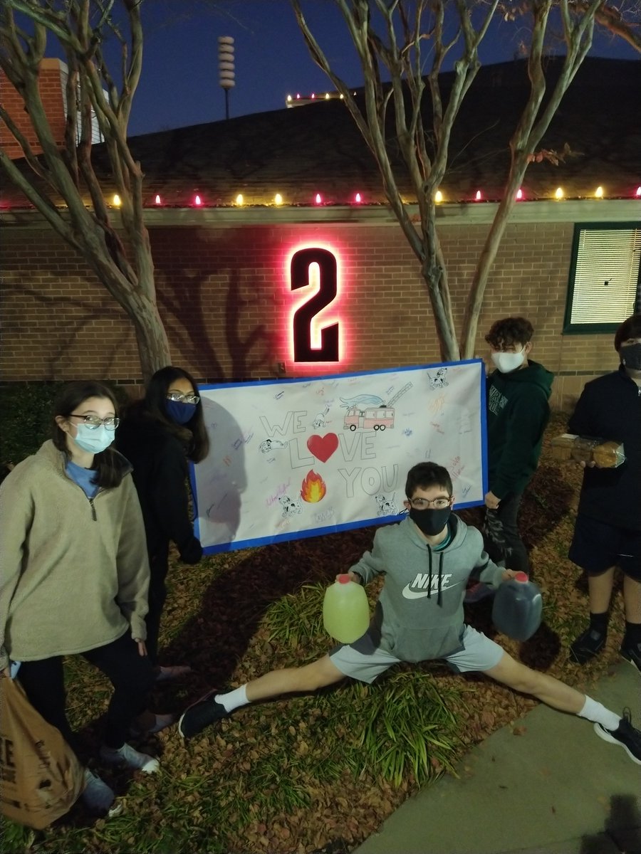 AashiN_NTHC's tweet photo. We surprised our awesome firefighters with some delicious dinner! Thank you for everything you do for our community! @Bence_EDU @DigitalZruiz @CoppellFire  @CassieB_NTHC @NthcRyanc  #NTHCsupportsCoppellFire https://t.co/UuXH8U88xO