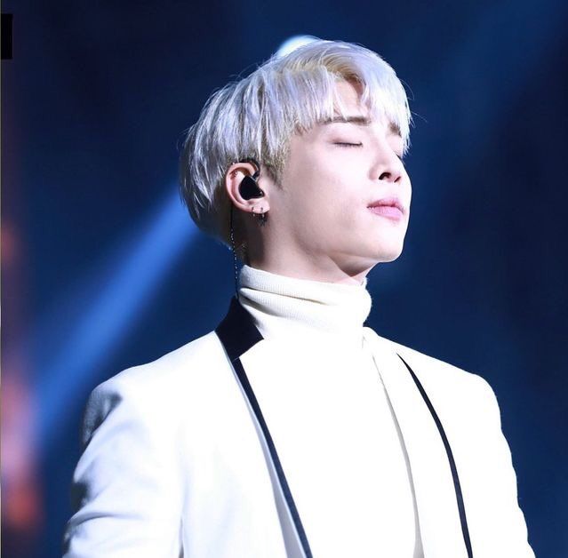 and_markie's tweet photo. "And it was all yellow. Your skin, Oh yeah your skin and bones, turn into something beautiful. Do you know, you know I love you so... you know i love you so" #Jonghyun #Yellow #myrod #ilykjh #YouDidWellJonghyun https://t.co/DiUvsBlzTr