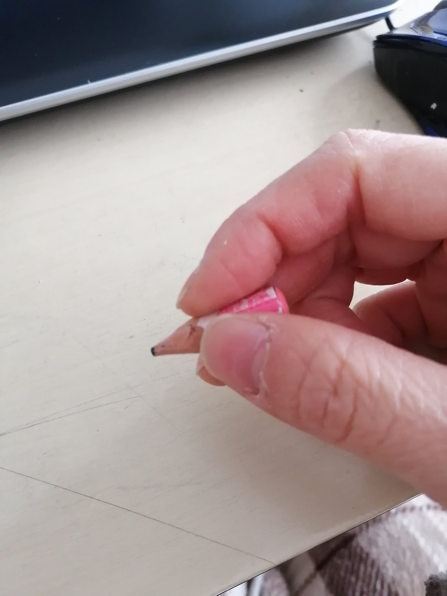 雷さんの嫁 ちびちび鉛筆よさようなら ちびちび鉛筆もカッターで削るのが大変になってきたので そろそろ引退頂いて 新しい鉛筆君を使おうっと 新しい鉛筆候補はこの娘が小学生の時に噛んだ鉛筆にするか 候補はまだまだある 雷さんの嫁 ちびちび鉛筆よさようなら ちびちび鉛筆もカッターで削るのが大変になってきたので そろそろ引退頂いて 新しい鉛筆君を使おうっと 新しい鉛筆候補はこの娘が小学生の時に噛んだ鉛筆にするか 候補はまだまだある