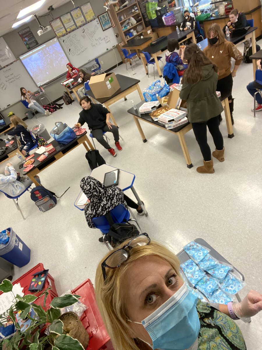 TBidlack's tweet photo. Socially Distanced HPMS STUCO Holiday Party/Meeting. Treats prepped for teachers, Hat Day Prep, &amp; Pizza, Hot Cocoa, &amp; New HPMS STUCO lanyards &amp; badges! Happy Holidays! 😊#hpsdtigers @DittrichJr @vanhorn_ms https://t.co/oaZaQP3Hhi