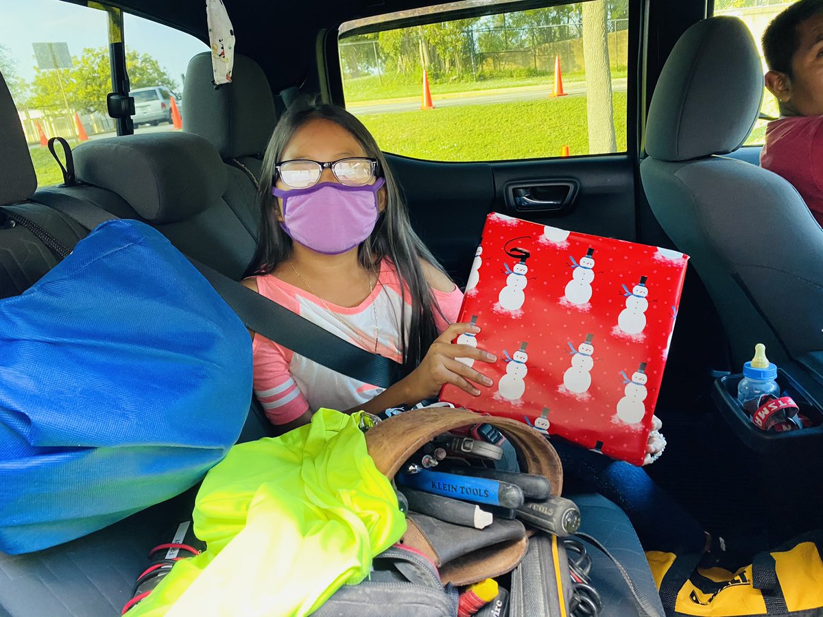 4literacylife's tweet photo. A Christmas miracle happened @HighlandElemPBC Today our distance learners picked up their gifts &amp; tomorrow our brick &amp; mortar students will each take home their wrapped gifts.Thank you @emartinezPBC &amp; @SashaFuego for spearheading this!Our hearts are full! @villani824 @epwlandp 🎄 https://t.co/jwJPcJP6FK