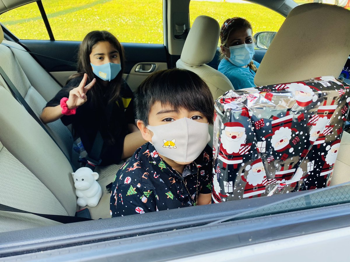 4literacylife's tweet photo. A Christmas miracle happened @HighlandElemPBC Today our distance learners picked up their gifts &amp; tomorrow our brick &amp; mortar students will each take home their wrapped gifts.Thank you @emartinezPBC &amp; @SashaFuego for spearheading this!Our hearts are full! @villani824 @epwlandp 🎄 https://t.co/jwJPcJP6FK