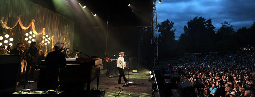 daveyboy604's tweet photo. @nixw20 imma #FrontRail4Life junkie and i just wanna go to a fucking concert, again  SOMEDAY!.,i'm in the black tee at a Nathaniel Rateliff gig https://t.co/rRDAdVk1S3