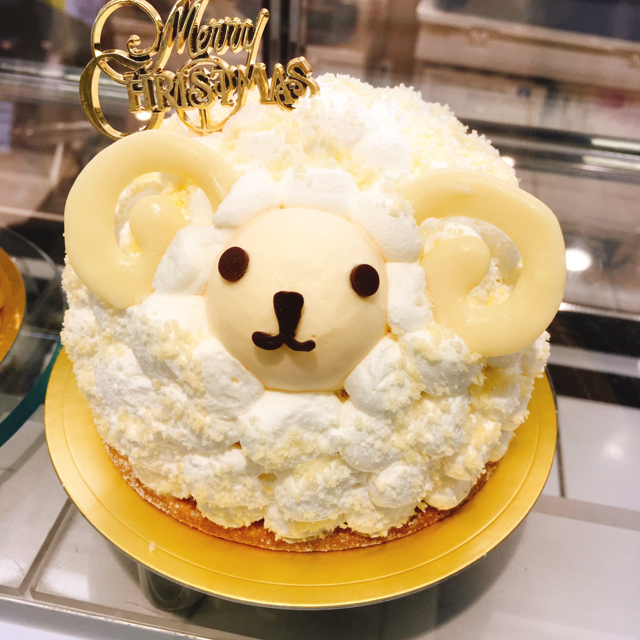 Patisserie Swallowtail 東武百貨店 ご予約承り中のホールケーキ アルパカ 大 と ひつじ 大 のサンプルを展示しております 4号サイズ 12 13cm のはアニマルケーキは迫力満点 是非ご予約の際の参考にしてください パティスリー