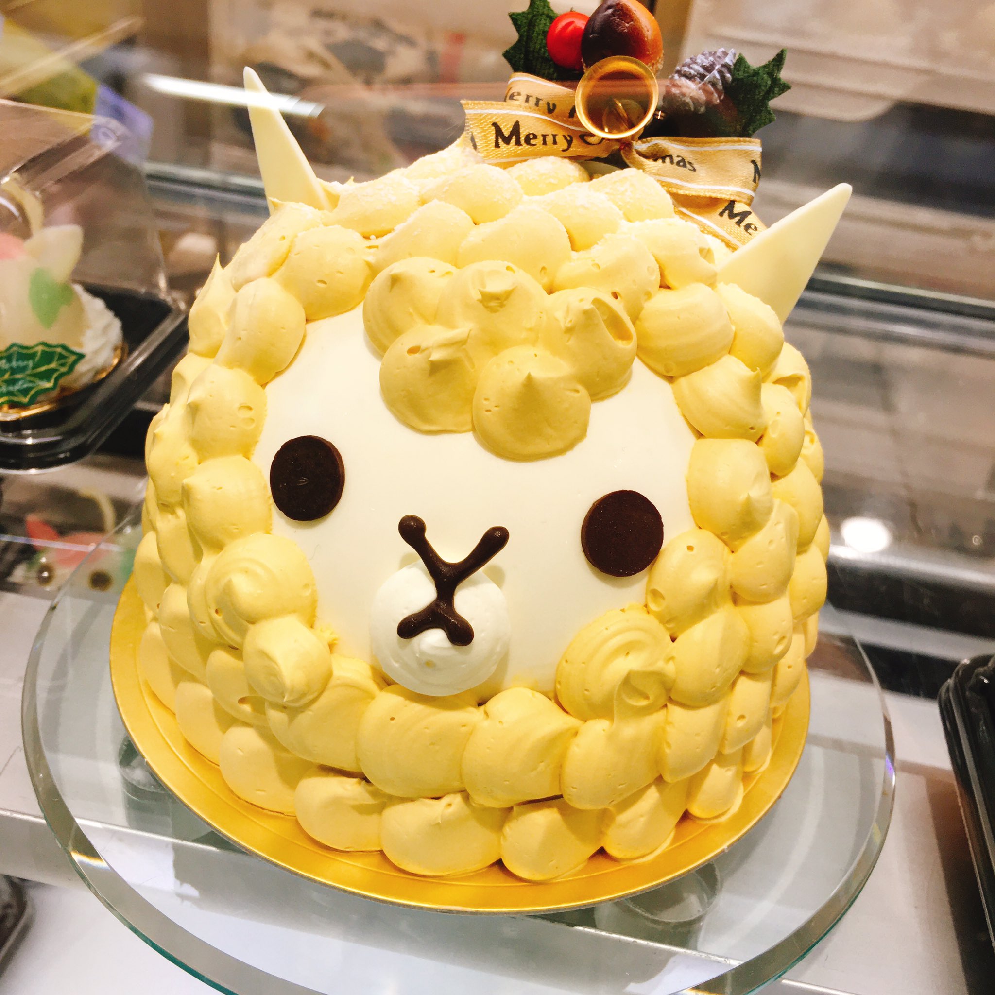 Patisserie Swallowtail 東武百貨店 ご予約承り中のホールケーキ アルパカ 大 と ひつじ 大 のサンプルを展示しております 4号サイズ 12 13cm のはアニマルケーキは迫力満点 是非ご予約の際の参考にしてください パティスリー