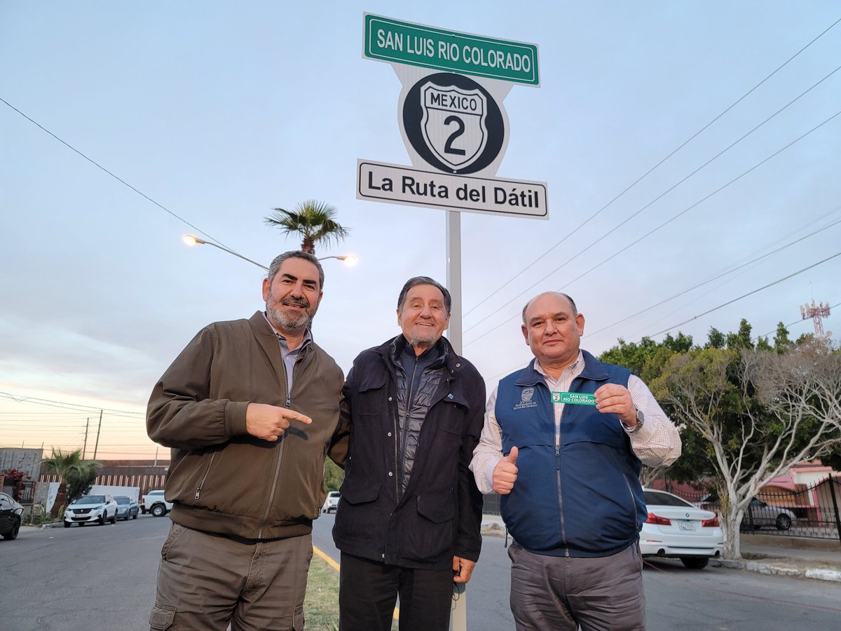 SantosGonzalezY's tweet photo. La Av. Obregón y Carretera Federal #2, es una importante ruta que conecta a nuestro país desde Tijuana hasta Tamaulipas, una vía para el comercio y viajeros, los sanluisinos debemos saber de ello, su importancia y adoptarla, por ello inauguramos letrero turístico la Obregón y 17. https://t.co/HtIgZI4zn2