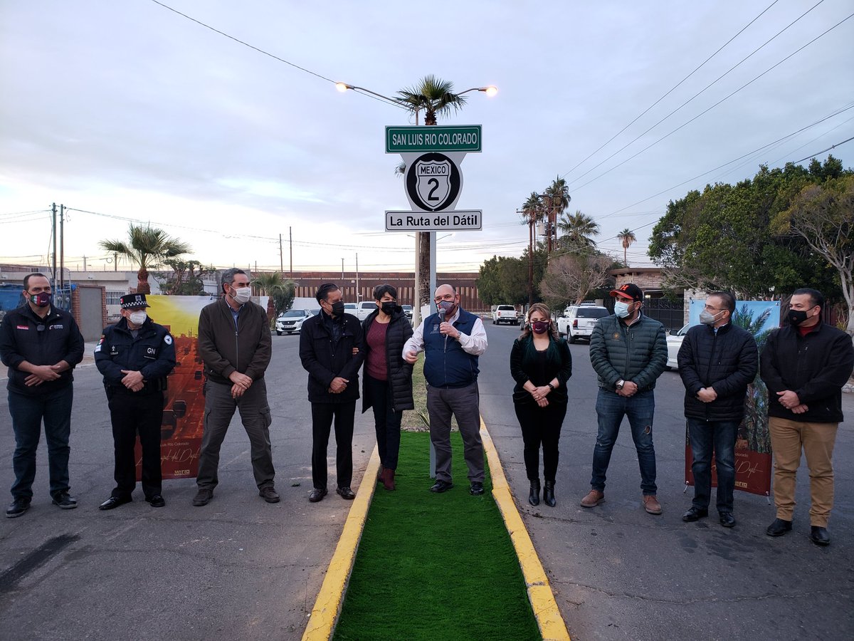 SantosGonzalezY's tweet photo. La Av. Obregón y Carretera Federal #2, es una importante ruta que conecta a nuestro país desde Tijuana hasta Tamaulipas, una vía para el comercio y viajeros, los sanluisinos debemos saber de ello, su importancia y adoptarla, por ello inauguramos letrero turístico la Obregón y 17. https://t.co/HtIgZI4zn2
