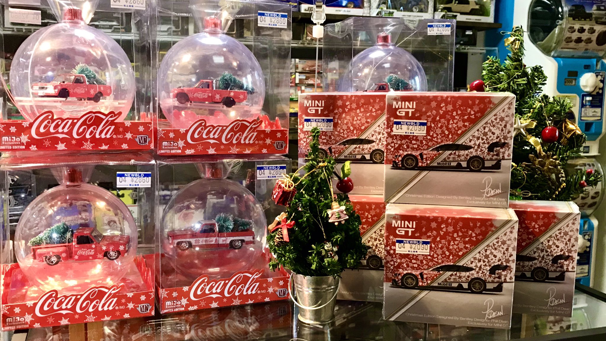 ミニカーショップnewold 新商品紹介 クリスマス仕様のミニカーが 入荷してます 1 64 M2マシーン コカコーラ仕様 ツリーを積載したトラックの クリスマスオーナメントパッケージ 1 64 Mini Gt ベントレーコンチネンタル Gt3 クリスマスエディション