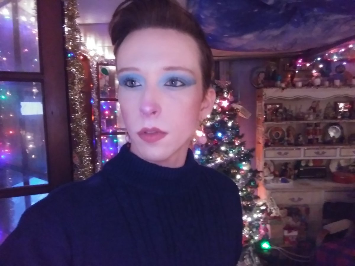 MatthewKGregg1's tweet photo. But baby @JeffreeStar it's cold outside. โ๐จโ @JSC_family @shanedawson #ShaneXJeffree #conspiracypallet #jawbreaker #JeffreeStar #shanedawson #WINTER #makeup #Christmas https://t.co/qXZeScNLqj