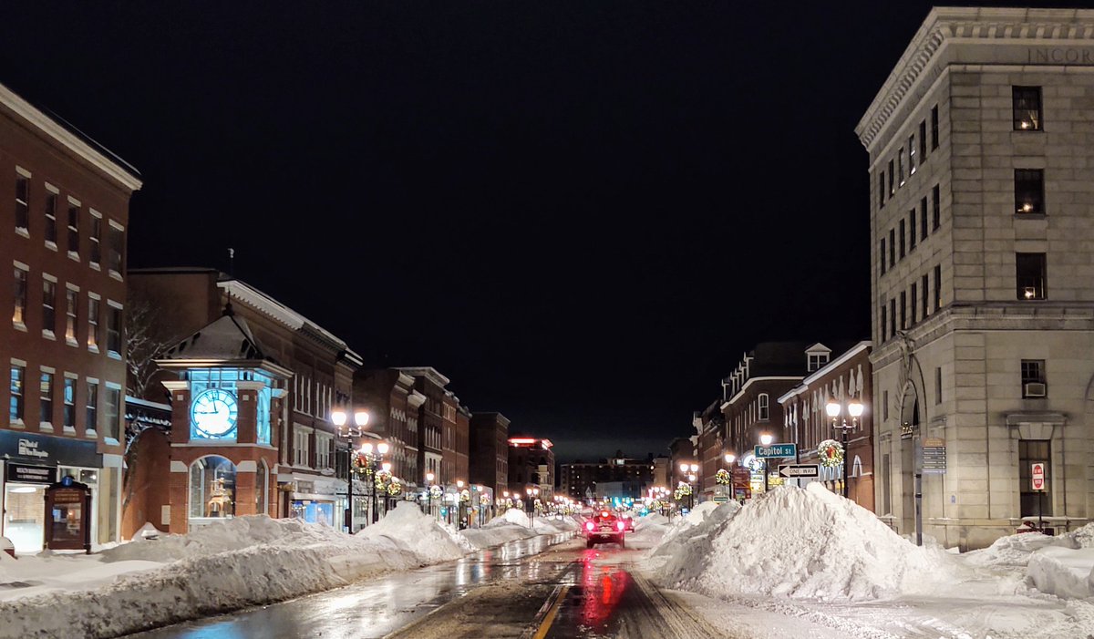 SouthEndMedia's tweet photo. The Capitol's got its winter coat on. @IntownConcord @CityOfConcordNH @VisitConcordNH  @the603lifestyl1 #CapitolofNH #noreaster #winterwonderland #scenicNH https://t.co/bbP9lXjiNy