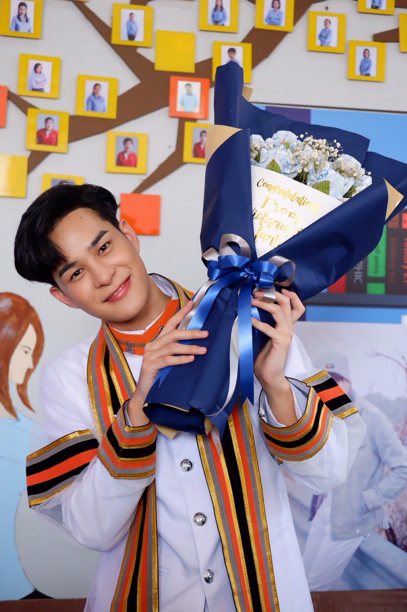MiniHeart1808's tweet photo. ยินดีด้วยอีกครั้งนะ น้องดอกไม้ๆด้มาแทนฉันกับแฟนเวียดนามในวันสำเร็จของน้อง @Art0739 แล้วค่ะ 
ขอบคุณ@agomt777 ที่ช่วยเหลือมาตลอดนะ 
#ARTGRADUATIONDAY
#ArtPakpoom https://t.co/NohUZjrsk6