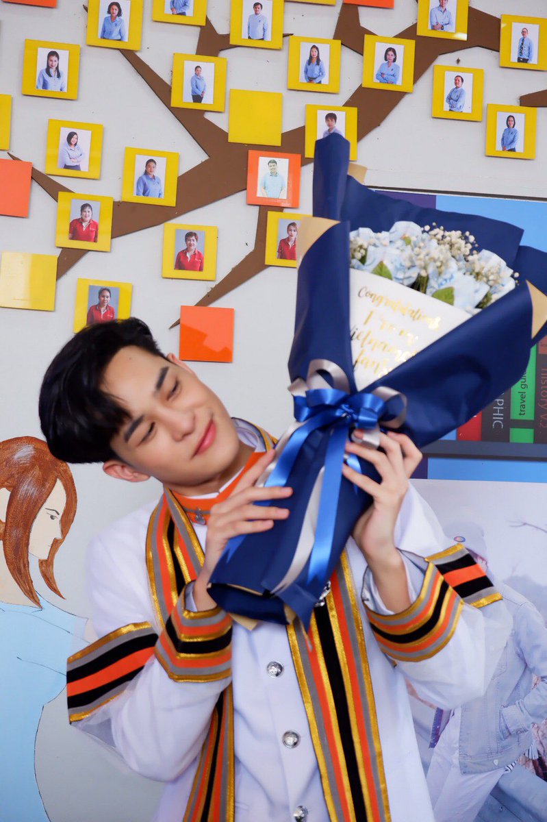MiniHeart1808's tweet photo. ยินดีด้วยอีกครั้งนะ น้องดอกไม้ๆด้มาแทนฉันกับแฟนเวียดนามในวันสำเร็จของน้อง @Art0739 แล้วค่ะ 
ขอบคุณ@agomt777 ที่ช่วยเหลือมาตลอดนะ 
#ARTGRADUATIONDAY
#ArtPakpoom https://t.co/NohUZjrsk6
