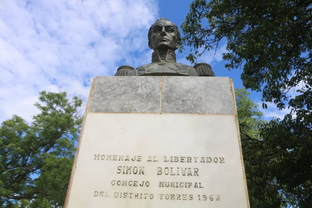 #17Dic Rendimos honores a nuestro Libertador, al Padre de la Patria Simón Bolívar desde la Plaza Bolívar de Carora, sector San Francisco del Mpio. Torres. 190 años transcurridos y su espíritu fortalece la moral, el amor y el legado de soberanía e independencia por nuestro país.