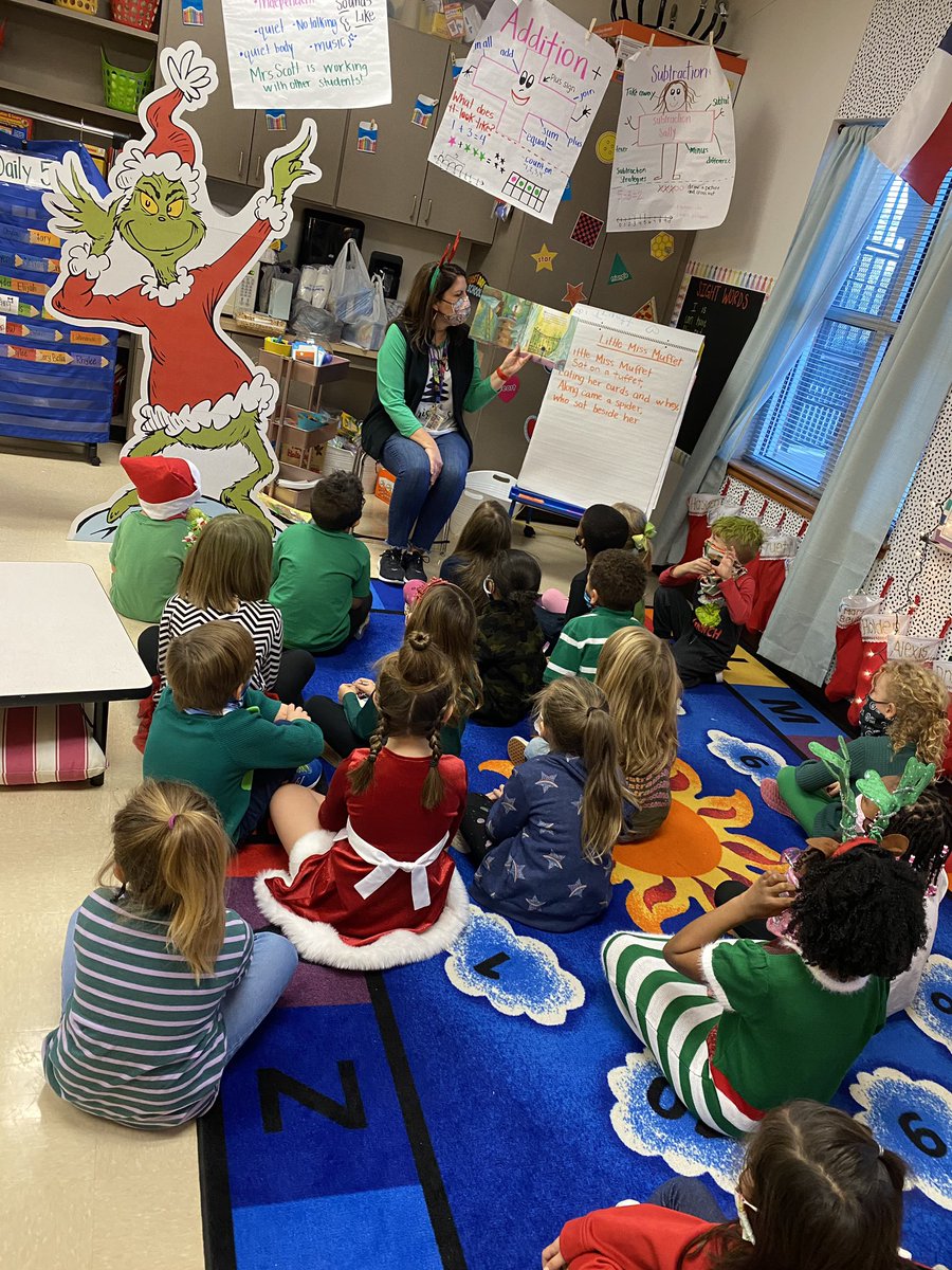 8AngelaGregory's tweet photo. Reading Week at Andy Woods! Today was Grinch Day 💚 So much fun celebrating books and reading! @WoodsTylerISD #itsgoodtobeawrangler https://t.co/3dOco5anad