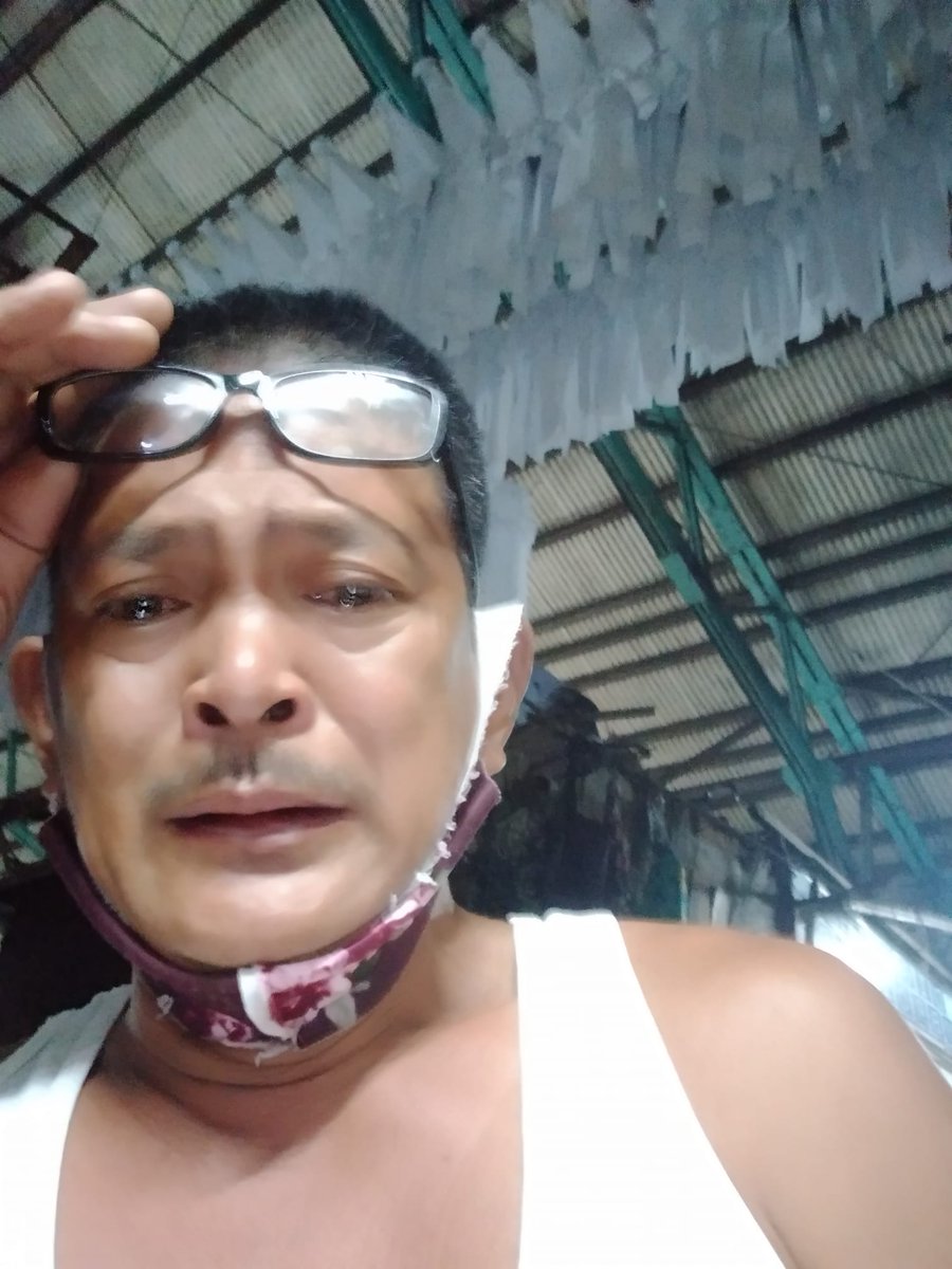 inquirerdotnet's tweet photo. TINGNAN: Hindi napigilan ng isang tindero ng parol na si Kuya Lakay na maiyak matapos hindi kuhanin ng buyer niya ang pinagawa sa kanyang parol na inabot ng 100,000 pesos.

“Paano na ko? Baon na naman aso sa utang,” post ni Kuya sa Facebook. https://t.co/roXAEQ6sFg