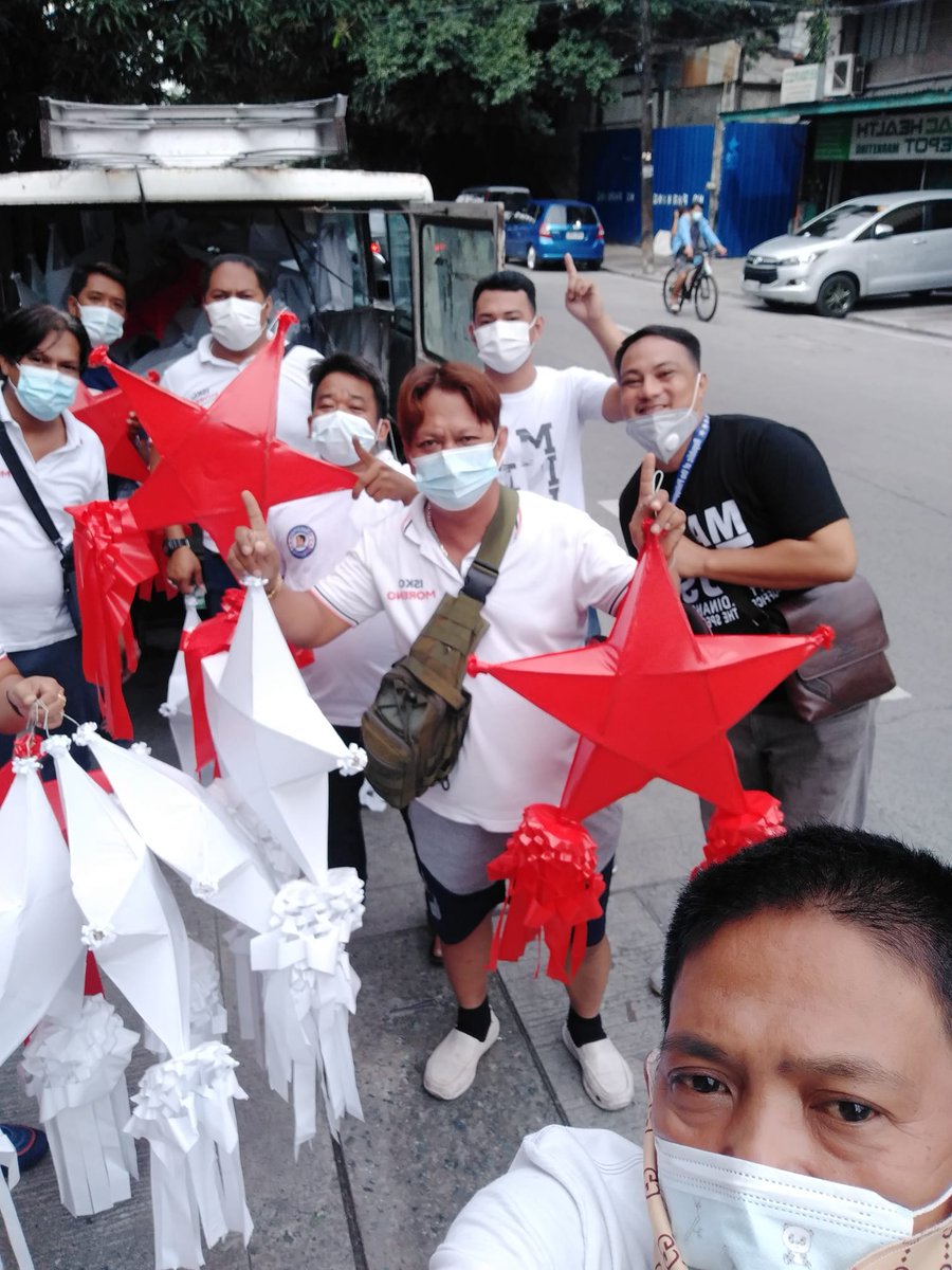 inquirerdotnet's tweet photo. TINGNAN: Hindi napigilan ng isang tindero ng parol na si Kuya Lakay na maiyak matapos hindi kuhanin ng buyer niya ang pinagawa sa kanyang parol na inabot ng 100,000 pesos.

“Paano na ko? Baon na naman aso sa utang,” post ni Kuya sa Facebook. https://t.co/roXAEQ6sFg