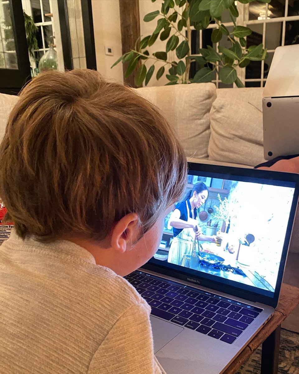 joannagaines's tweet image. Crew&apos;s screening my new cooking show and he keeps saying &quot;yummmmy&quot; — I&apos;ll take that as his seal of approval ☺️ #magnoliatable @magnolianetwork