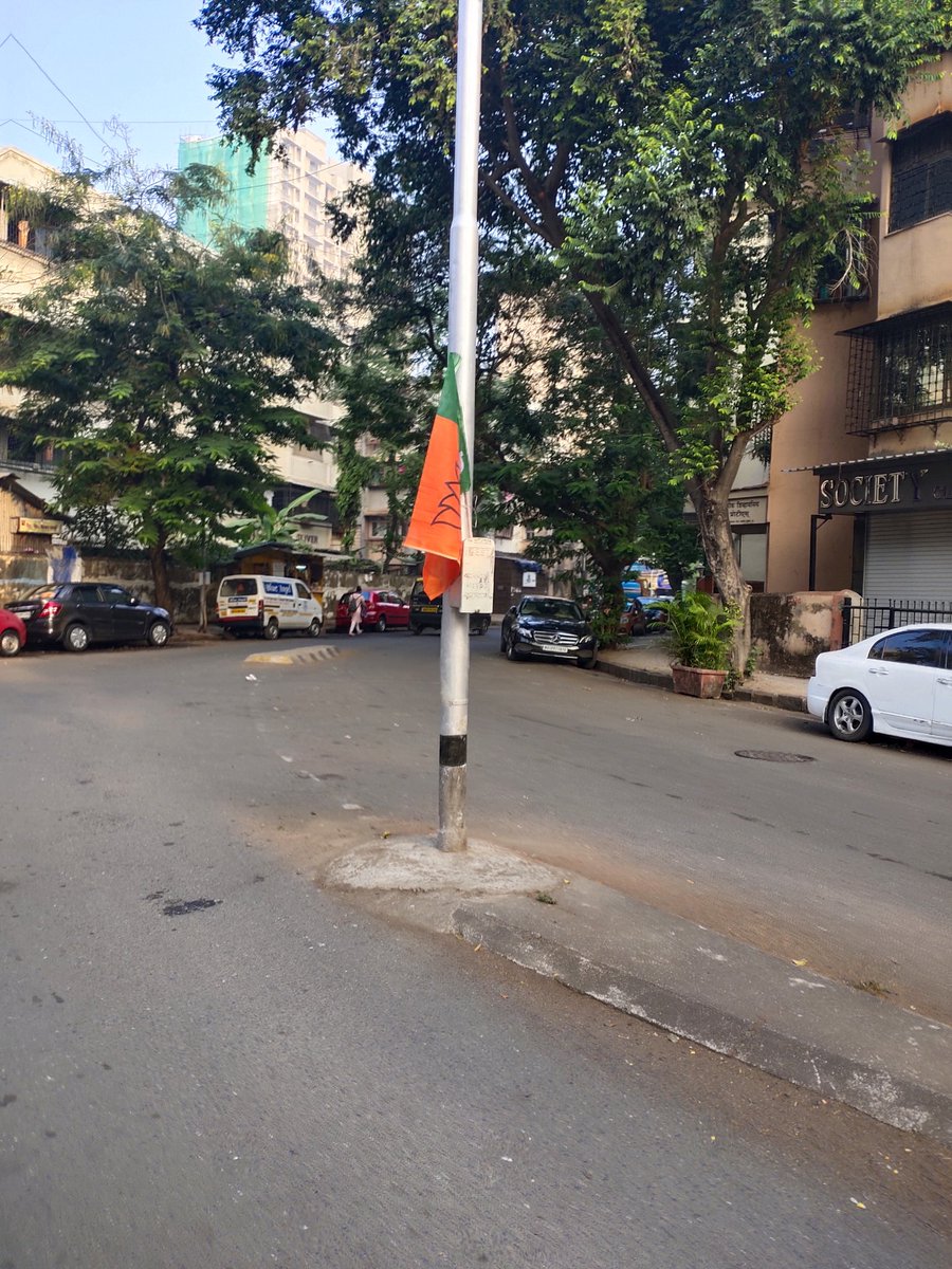 mumbaimatterz's tweet photo. Attention @mybmc @mybmcwardGN There are flags all across lampost, trees boards on Chatrapati Shivaji Maharaj Marg, Mahim..., Can you explain how do you permit it? https://t.co/XgZtilJ4X6