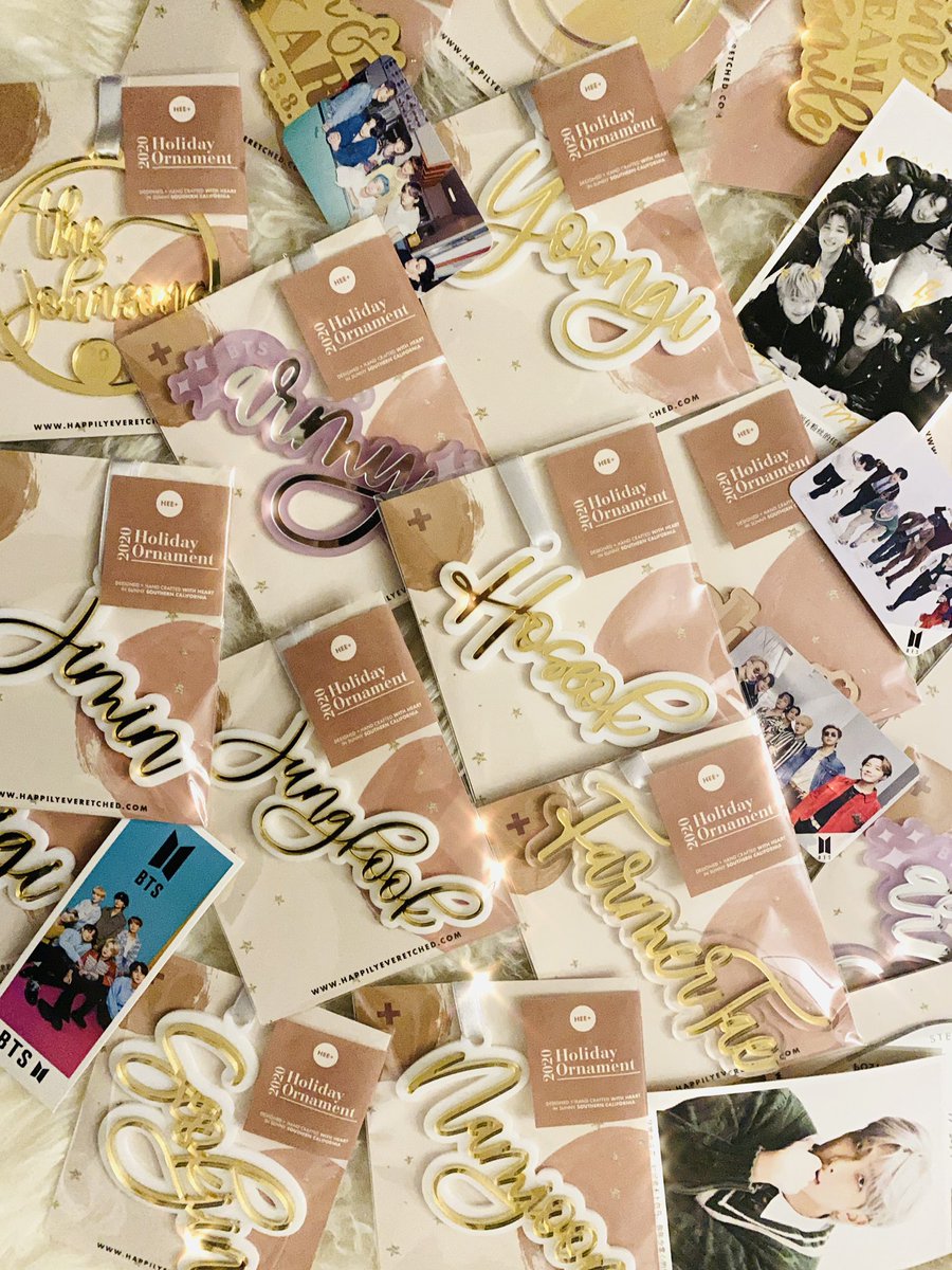 RJsB1tch's tweet photo. HUGE thanks to @its_jenee &amp; @happilyeveretch for expediting these incredible ornaments &amp; BTS goodies! They are GORGEOUS!! Can’t wait to gift &amp; decorate! Needed that special "Farmer Tae” in honor of my fav AU 😉🎄🎁 💜

#HEExBTS #BTSARMY #1stTreeExtraness https://t.co/fHN5SWOQX8