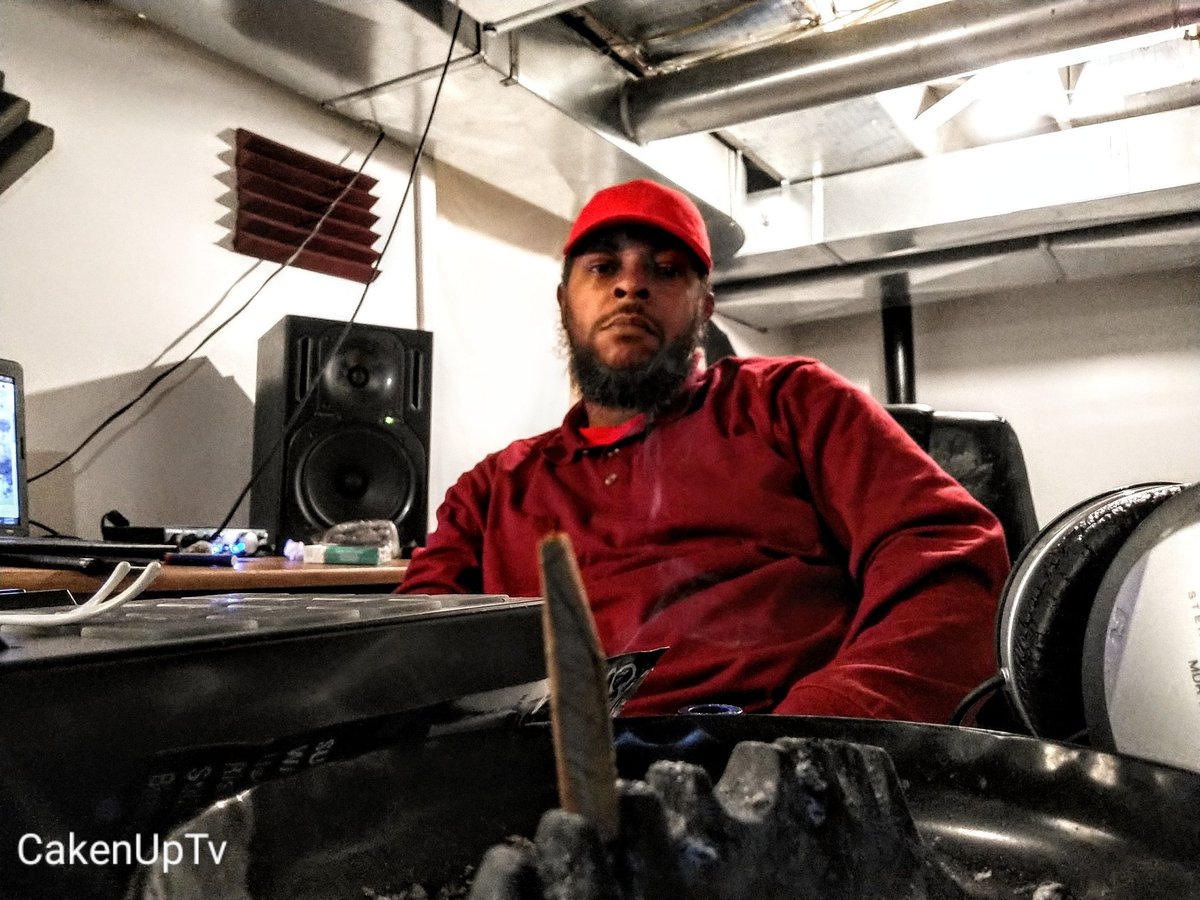 iammrhomewood's tweet photo. Heavy mewzik bout to drop 📡🌎

Checc out my YouTube channel too
CakenUpTv https://t.co/z0IVYWdscM