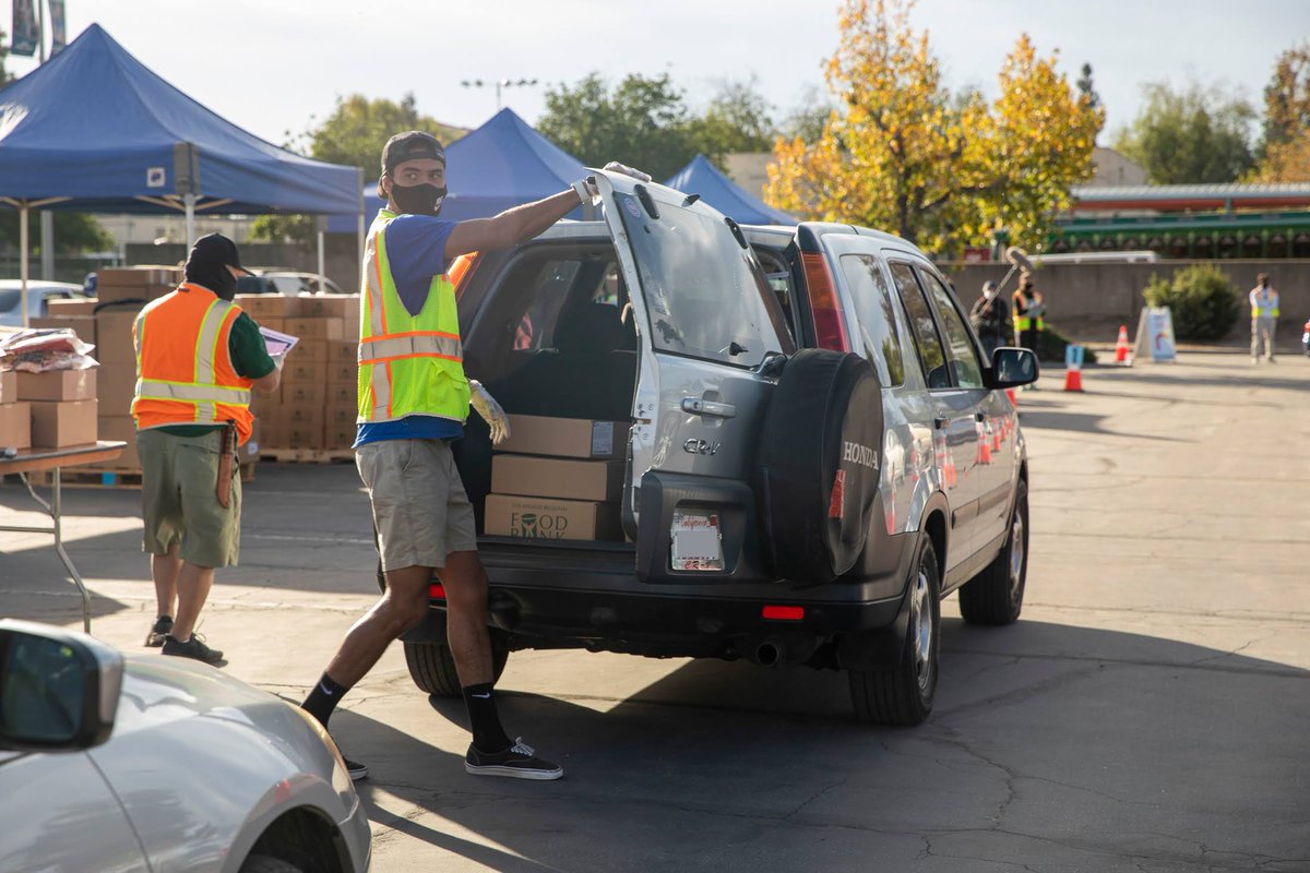 LAFoodBank's tweet image. We have served about 1,000 to 7.560 families and individuals at drive- through distributions all over Los Angeles County. It is thanks to donors like @toyota that help the Los Angeles Regional Food Bank host more than 225 emergency drive-through distributions. #ToyotaGivesBack