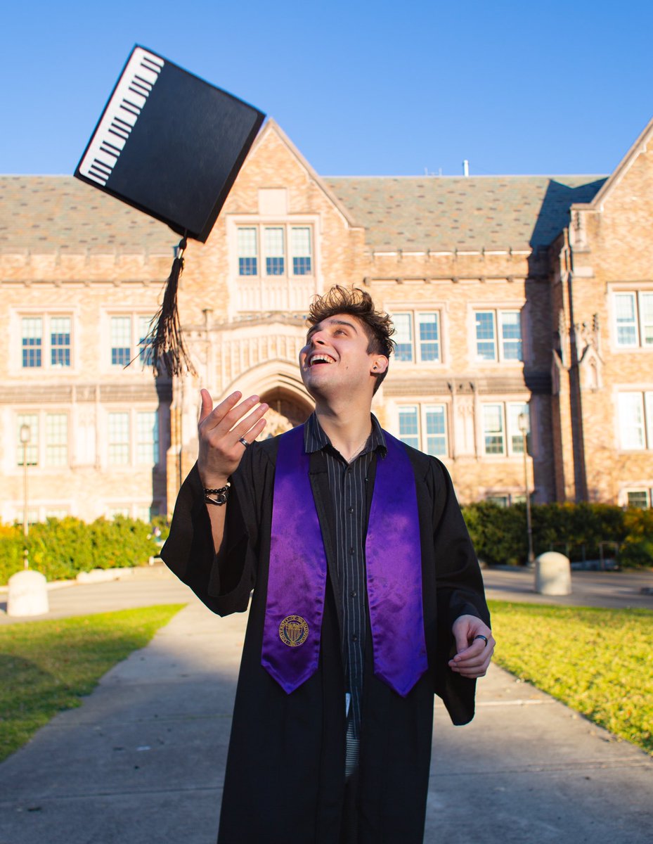 LuisLovesGoats's tweet photo. GRADUATION BUT MAKE IT HANDSOME 🎓 https://t.co/7qPebvgsF9