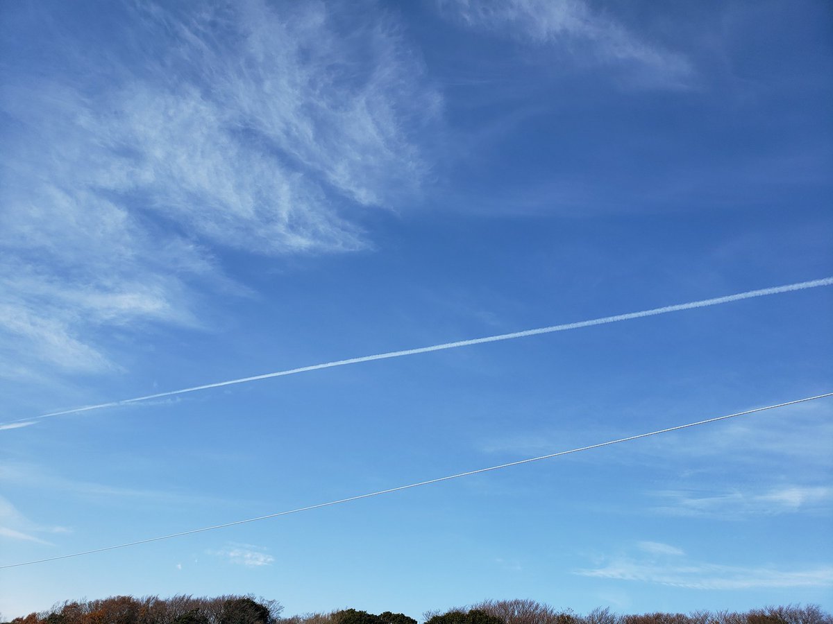 Uzivatel Yoshiyuki Masuda Na Twitteru 日向ぼっこで発見 なが い飛行機雲 飛行機雲って別名 航跡雲 こうせきうん 英語ではコントレイル Contrail Condensation Trail 結露の足跡 って言うんですよ