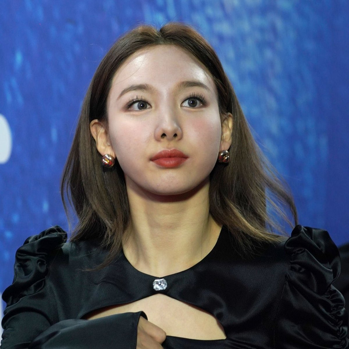 how im nayeon looks in real life; a thread