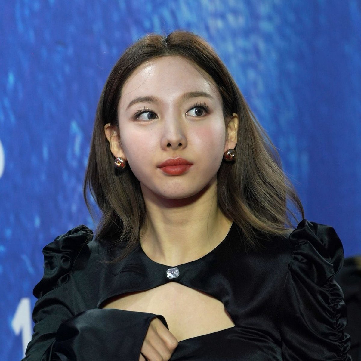 how im nayeon looks in real life; a thread