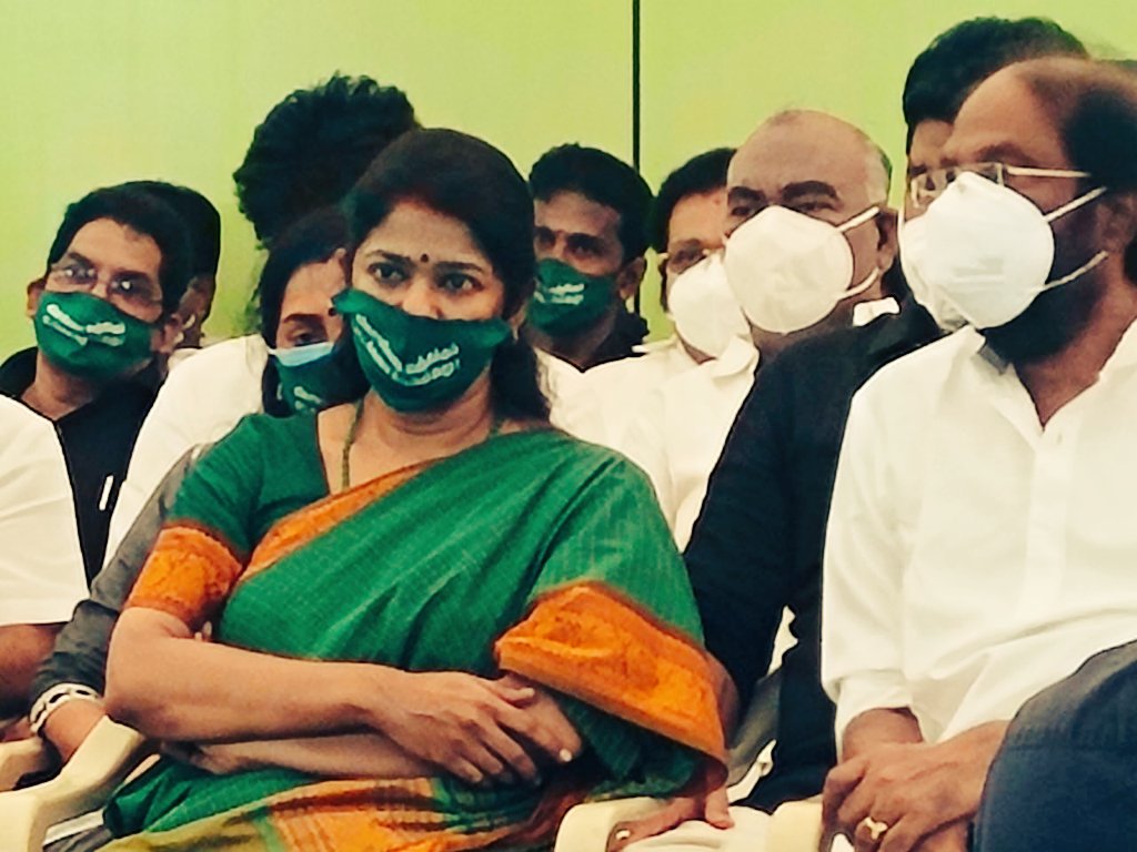 SornaAnanthDMK's tweet photo. சென்னை வள்ளுவர் கோட்டத்தில் திமுக தலைவர் ஸ்டாலின் தலைமையில் உண்ணாநிலை  போராட்டம் நடைபெற்று வருகிறது.
அக்கா @KanimozhiDMK MP அவர்கள்
அக்கா @ThamizhachiTh MP அவர்கள்
அண்ணன் @TThenarasu MLA அவர்கள் https://t.co/6er31j03BJ