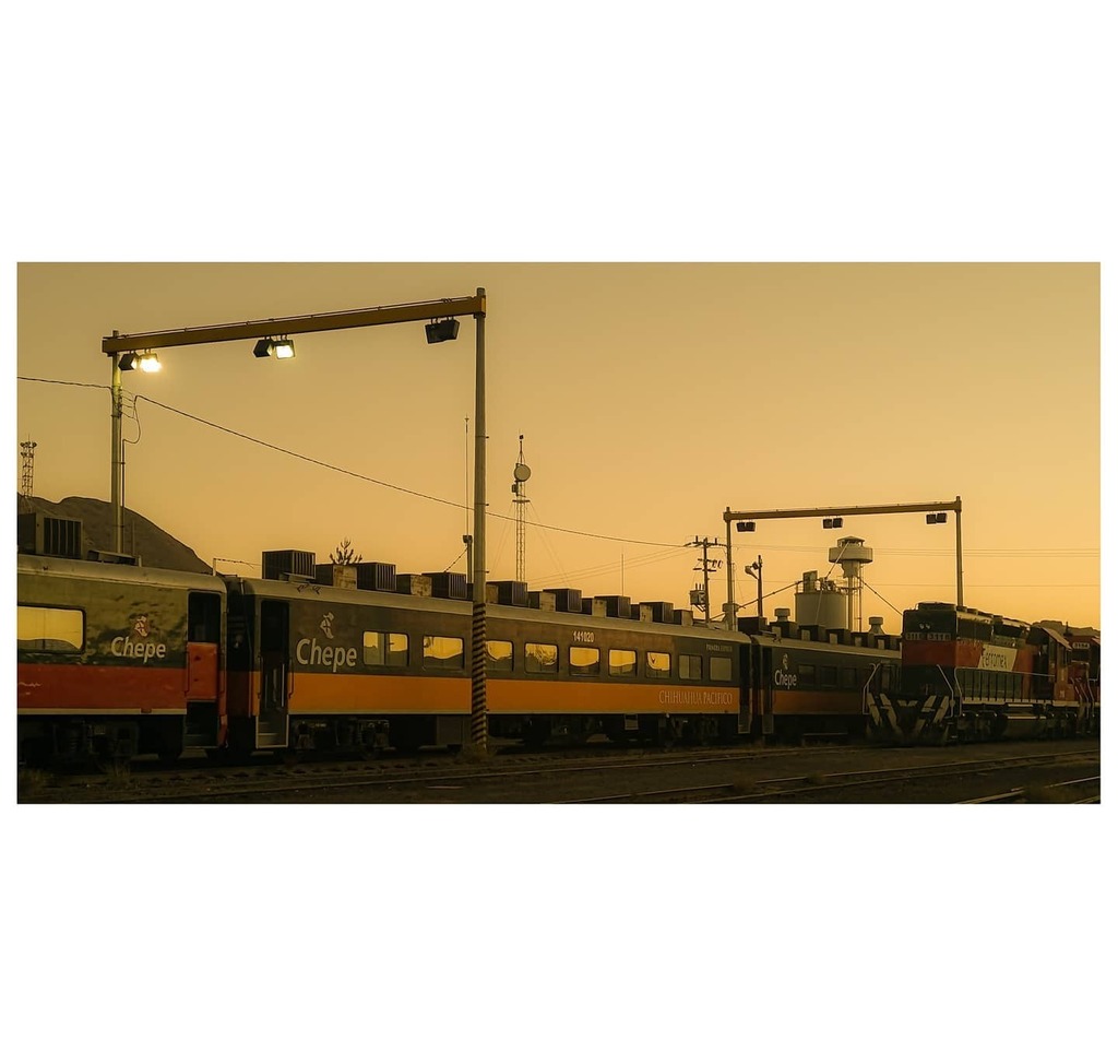 NVarmando1's tweet photo. #mexico #igersmexico #railstagram #railways #cinematic #sombrescapes #irimages #photocinematica #photoobserve #espritmag #ig_cinemag #reframedmag #trainsppoting #ferromex #sunset #streetphotography https://t.co/9Xix8p3src https://t.co/2ZKcffe508