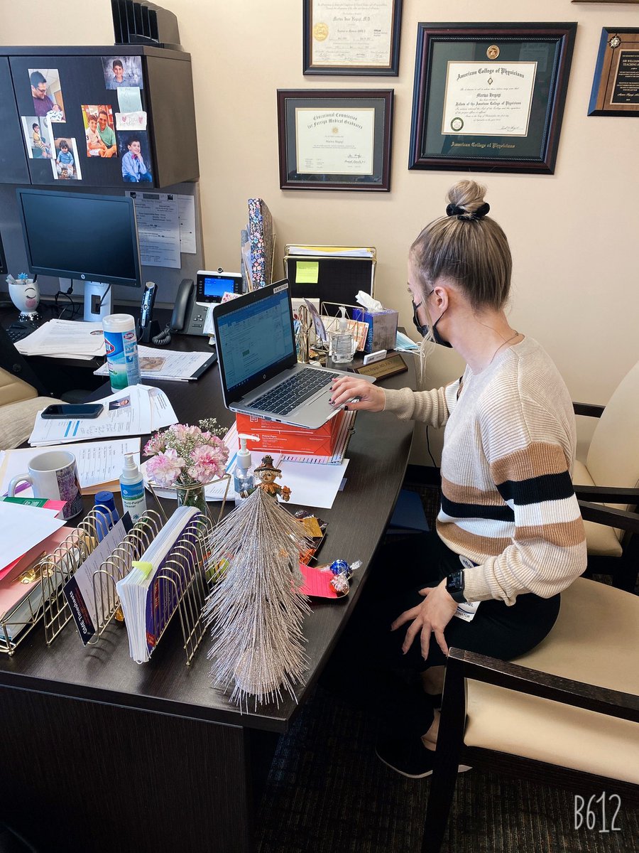 ResidencyBlake's tweet photo. If you want the job done no one can do it like Rachel👌, Meet our GME IM coordinator Rachel Tillman Minutes before starting the interview day🤩 #WeValueOurCoordinator #BlakeFamily #IMProud @BlakeMedCenter #match2021 https://t.co/80blh7taXc