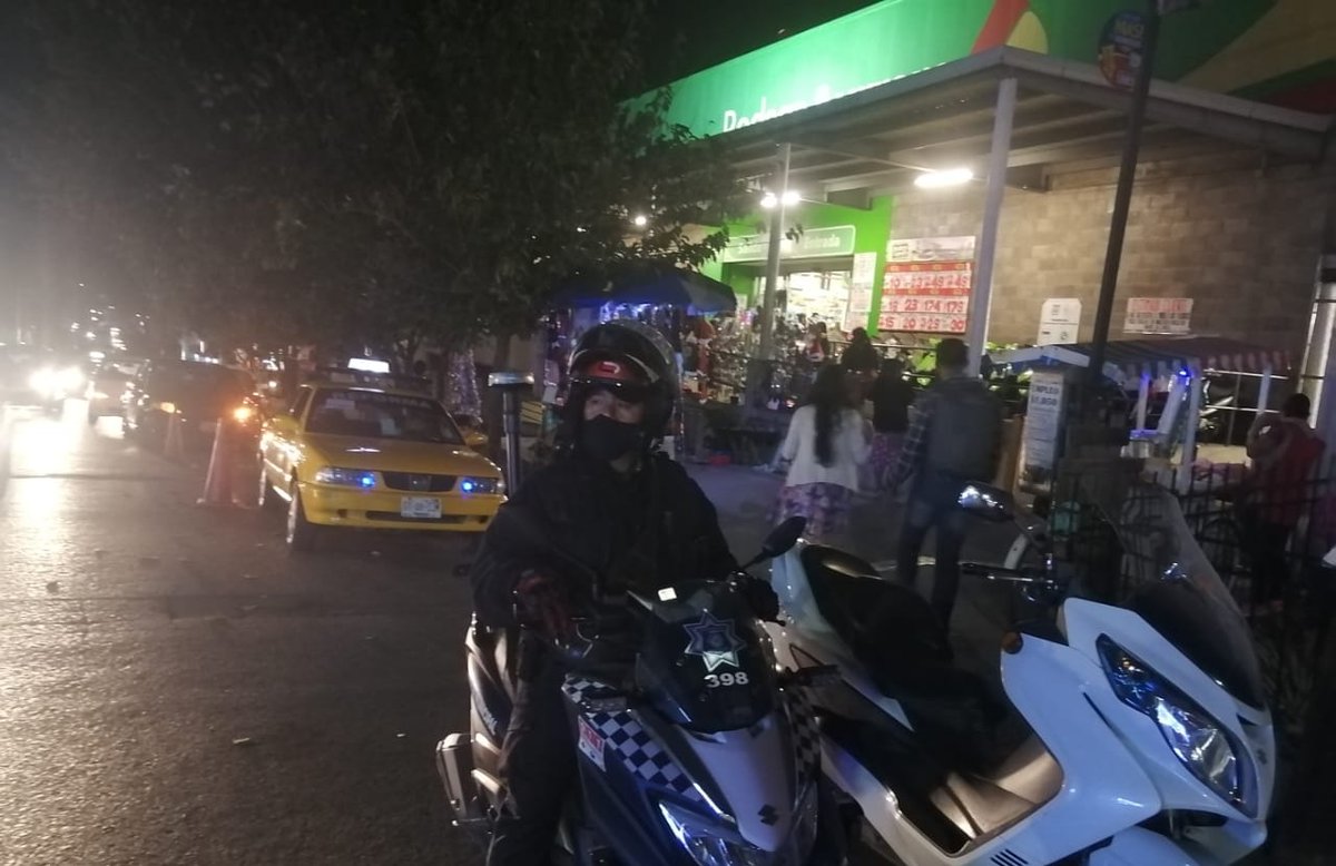 MunicipioSeguro's tweet photo. Reforzamos patrullajes en centros comerciales de la colonia Reforma al aproximarse el término de actividades. #MunicipioSeguro #QuédateEnCasa @MunicipioOaxaca https://t.co/AHMynnzzMz