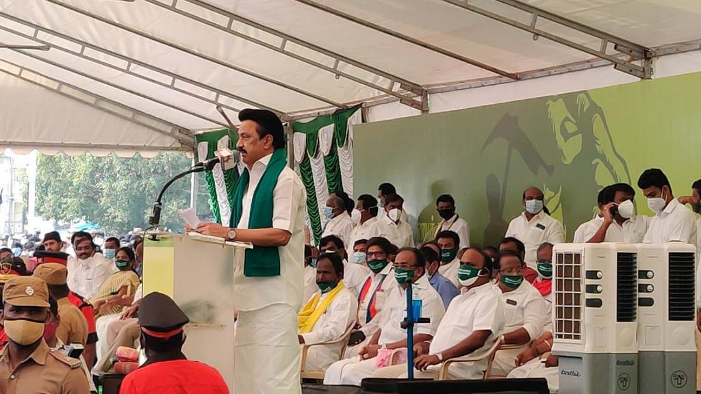SornaAnanthDMK's tweet photo. சென்னை வள்ளுவர் கோட்டத்தில் திமுக தலைவர் ஸ்டாலின் தலைமையில் உண்ணாநிலை  போராட்டம் நடைபெற்று வருகிறது.
அக்கா @KanimozhiDMK MP அவர்கள்
அக்கா @ThamizhachiTh MP அவர்கள்
அண்ணன் @TThenarasu MLA அவர்கள் https://t.co/6er31j03BJ