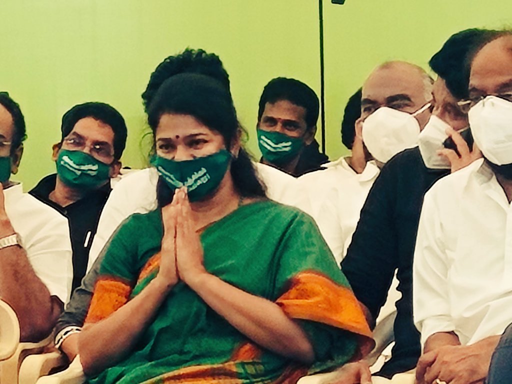 SornaAnanthDMK's tweet photo. சென்னை வள்ளுவர் கோட்டத்தில் திமுக தலைவர் ஸ்டாலின் தலைமையில் உண்ணாநிலை  போராட்டம் நடைபெற்று வருகிறது.
அக்கா @KanimozhiDMK MP அவர்கள்
அக்கா @ThamizhachiTh MP அவர்கள்
அண்ணன் @TThenarasu MLA அவர்கள் https://t.co/6er31j03BJ